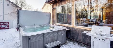 Outdoor spa tub
