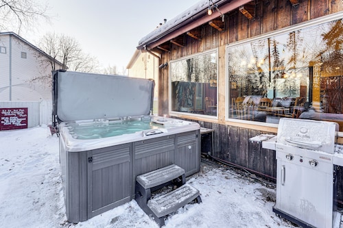 Hike, Ski & Soak! Spacious Anchorage Getaway