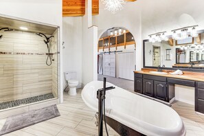 Towels - Hike, Ski & Soak! Spacious Anchorage Getaway (Anchorage)