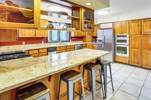 Coffee/tea maker, fridge, microwave, stovetop - Hike, Ski & Soak! Spacious Anchorage Getaway (Anchorage)