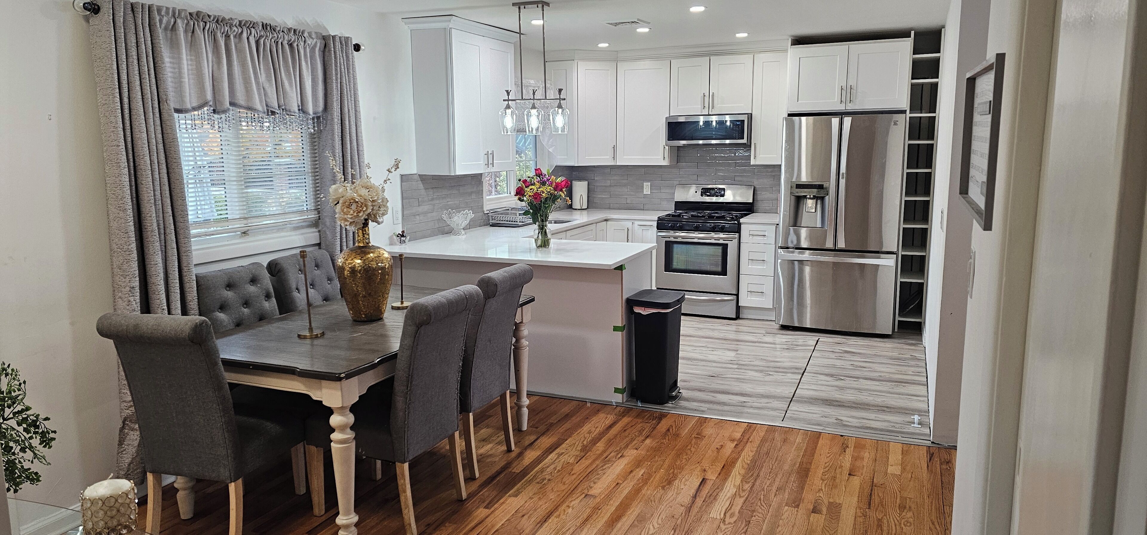 Een microgolfoven, een oven, een kookplaat