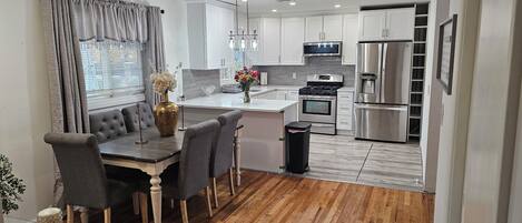 Een microgolfoven, een oven, een kookplaat