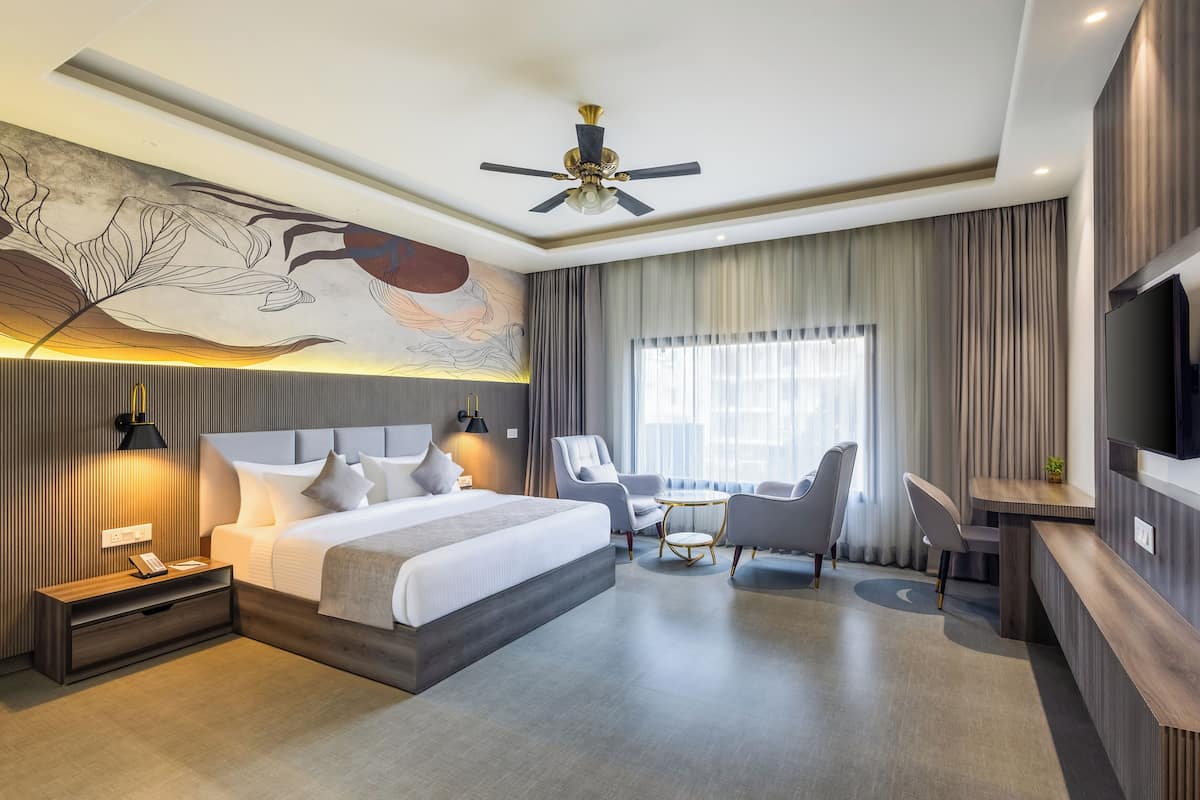 Suite | Desk, WiFi (free), bed sheets