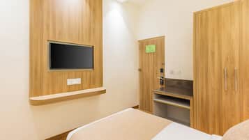 Deluxe Room | Desk, free WiFi