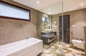 Suite | Bathroom | Shower, rainfall showerhead, free toiletries, towels - Enrise By Sayaji Bareilly (Bareilly)