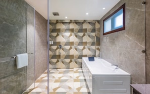 Suite | Baño | Ducha y cabezal de ducha tipo lluvia