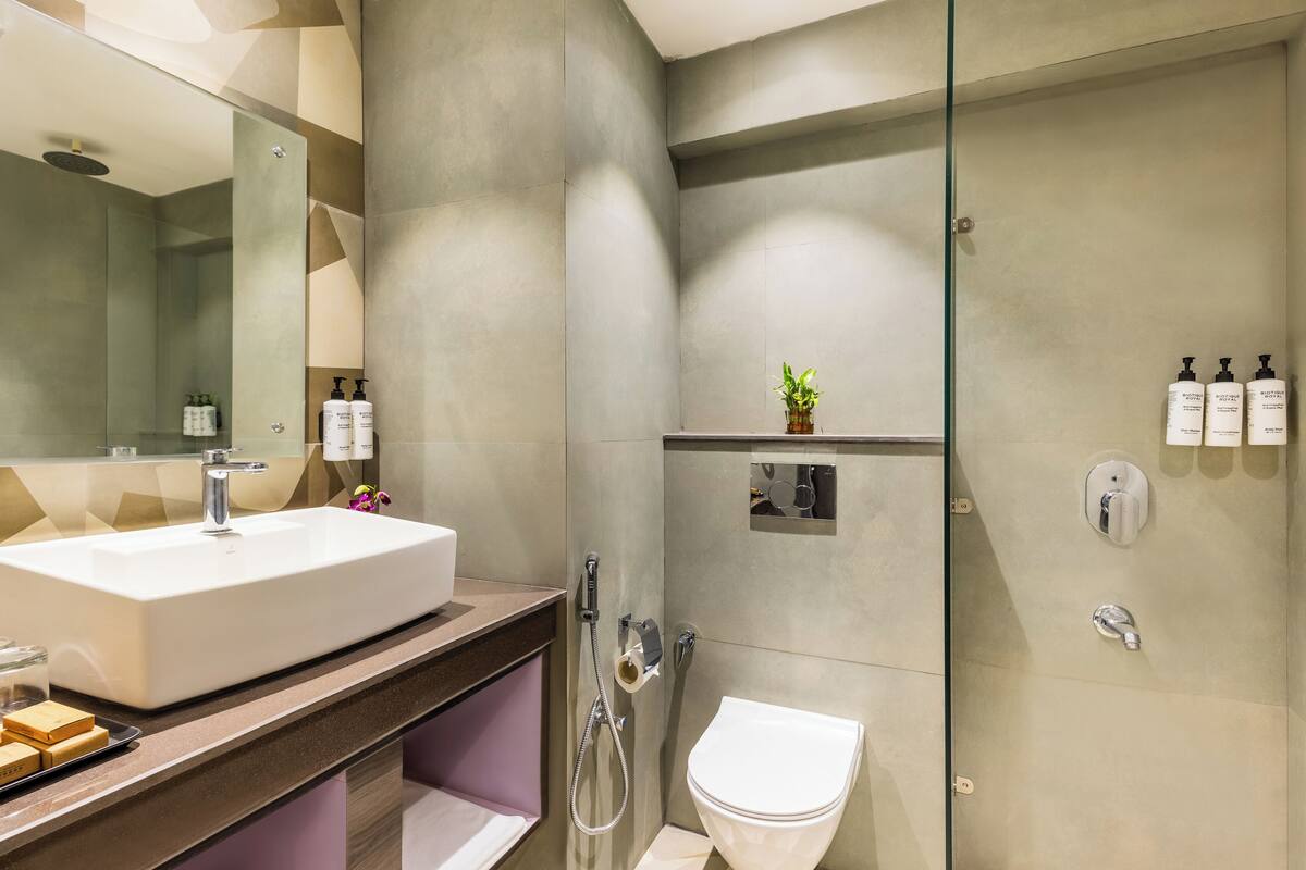 Superior Room | Bathroom | Shower, free toiletries, towels