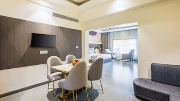 Suite | Área de sala de estar | Smart TV de 32 pulgadas con canales digitales