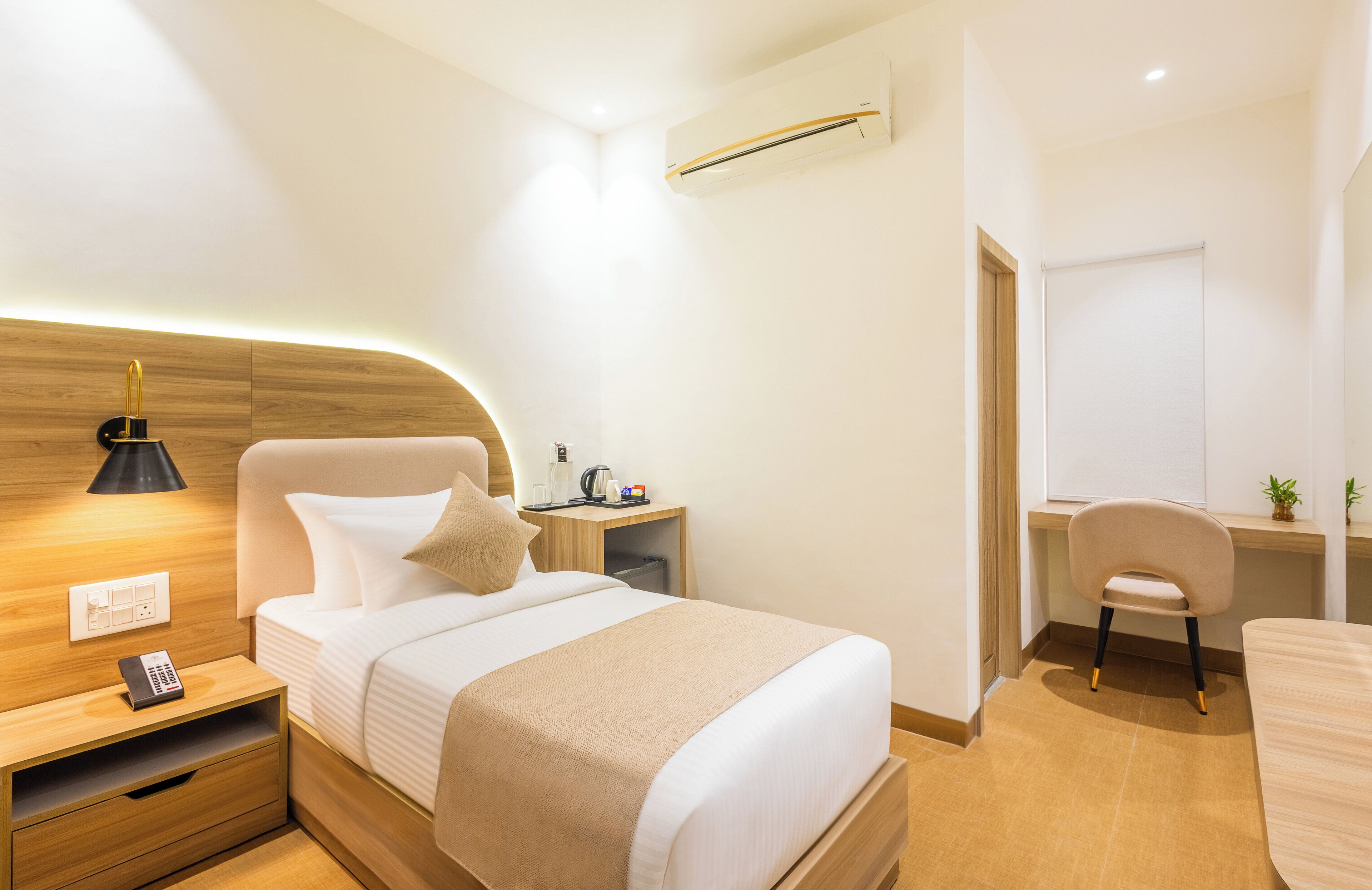 Deluxe Room | Desk, free WiFi