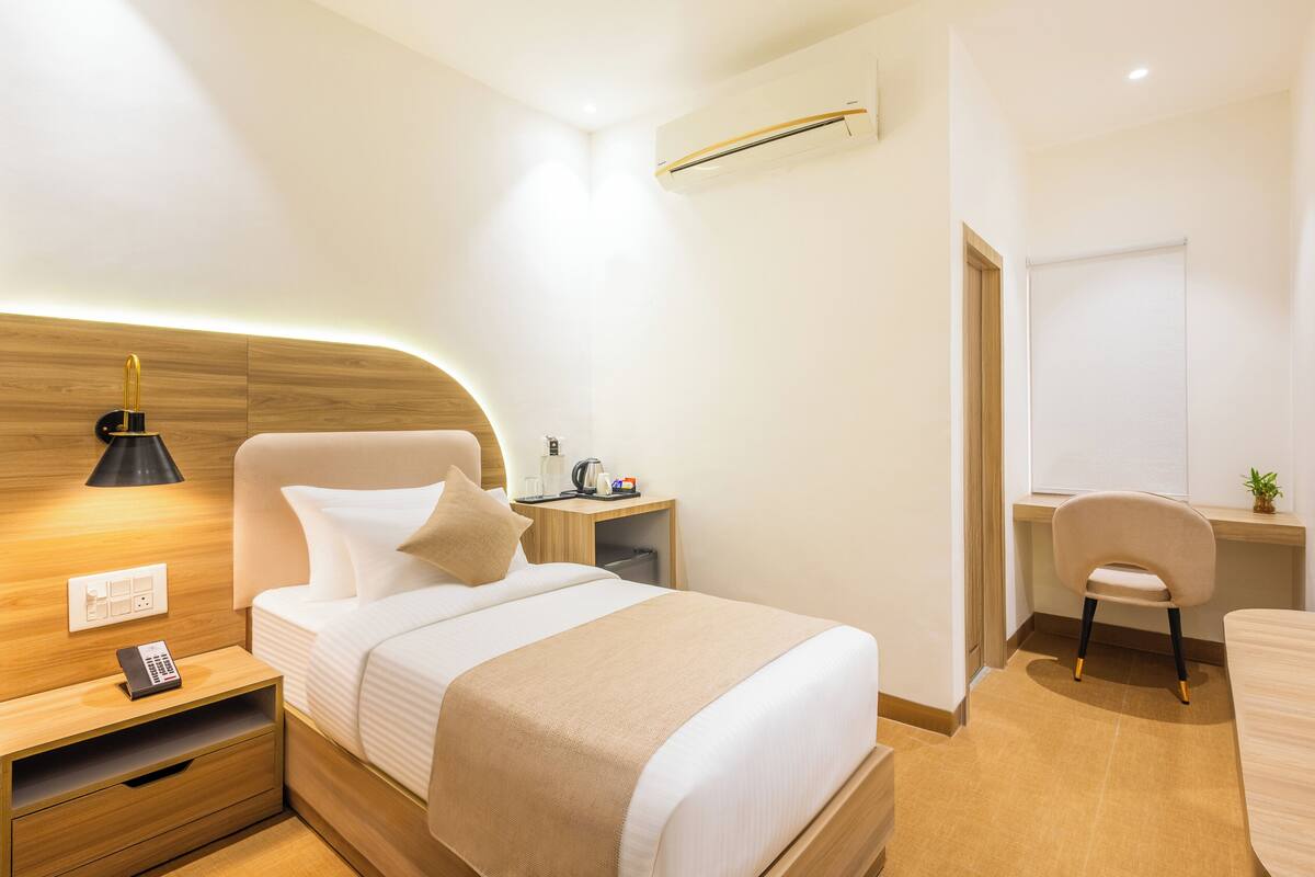 Desk, WiFi (free), bed sheets