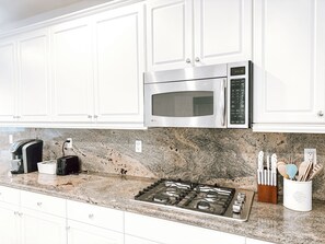 Fridge, microwave, oven, stovetop - Spacious Palmdale/QuartzHill Family Getaway Home (Palmdale)