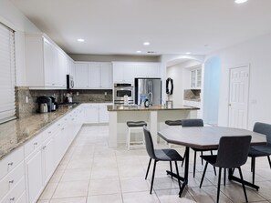 Fridge, microwave, oven, stovetop - Spacious Palmdale/QuartzHill Family Getaway Home (Palmdale)
