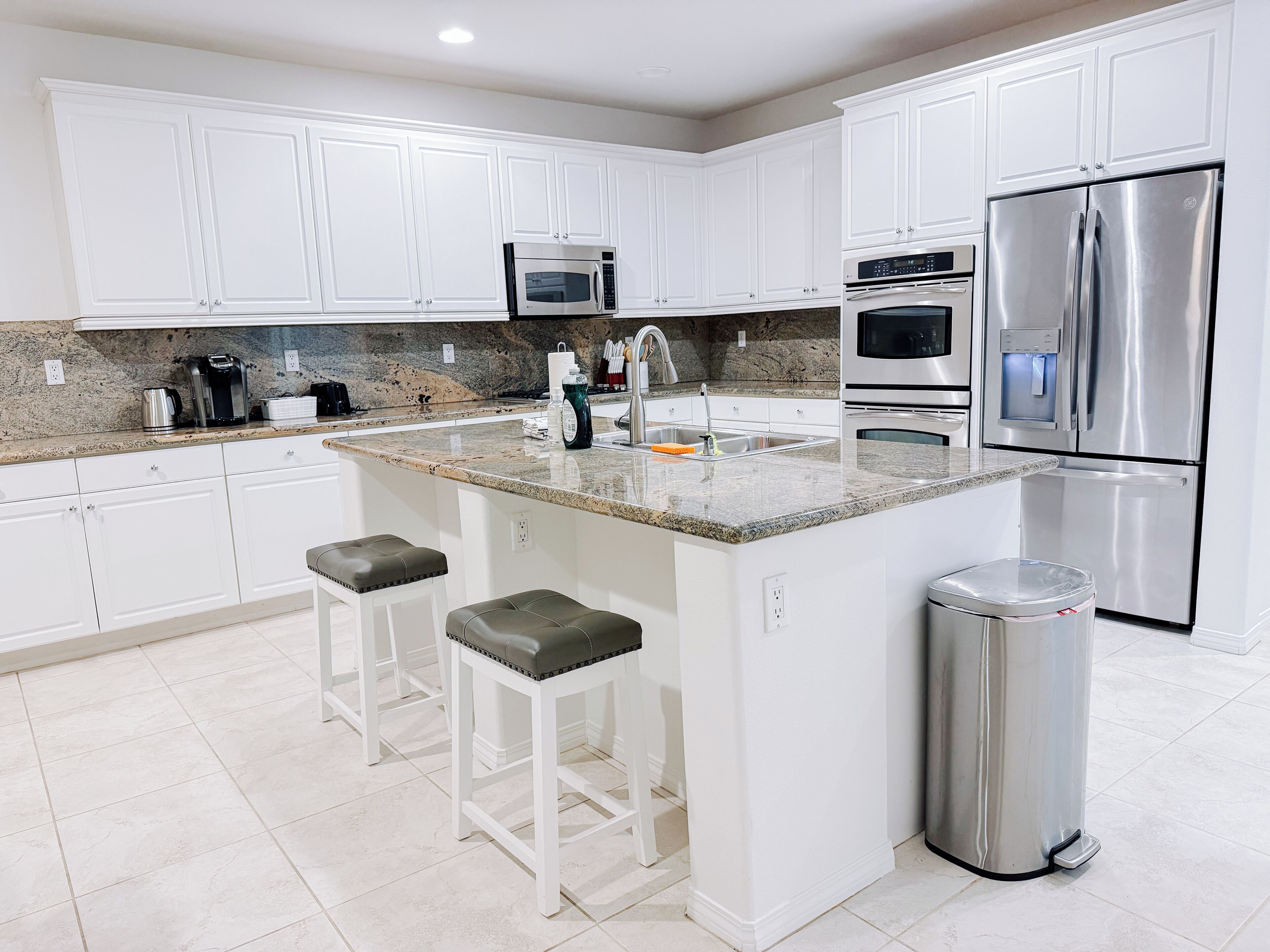 Kjøleskap, mikrobølgeovn, ovn og kokeplater