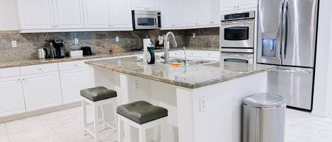 Kjøleskap, mikrobølgeovn, ovn og kokeplater