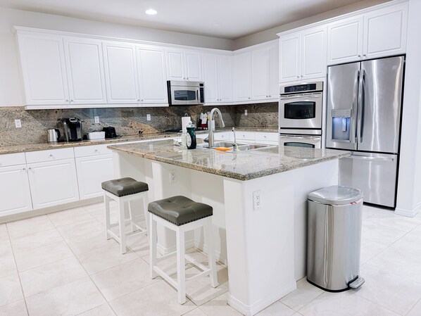 Coffee/tea maker, fridge, microwave, oven - Spacious Palmdale/QuartzHill Family Getaway Home (Palmdale)
