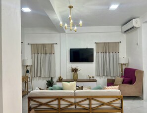 Smart TV, books - This newly built, spacious three-bedroom home is ideally located in Rodney Bay. (Castries)