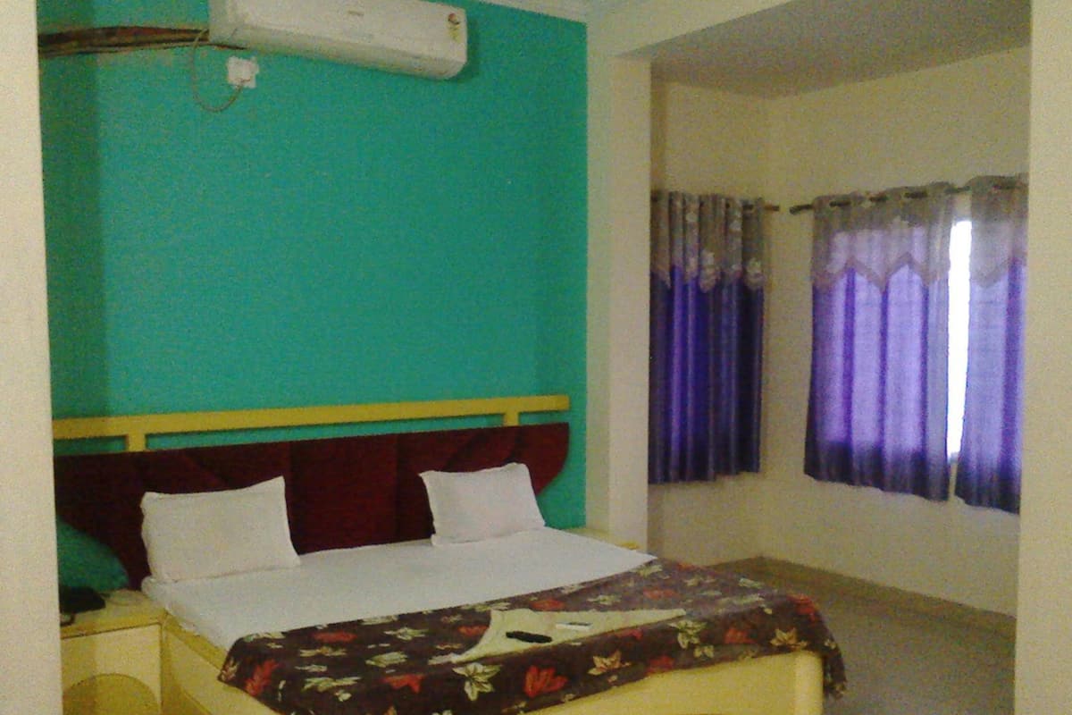 Habitación Deluxe doble, vistas a la ciudad | Escritorio y wifi gratis