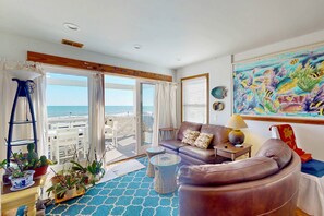 Smart TV, chimenea y libros 