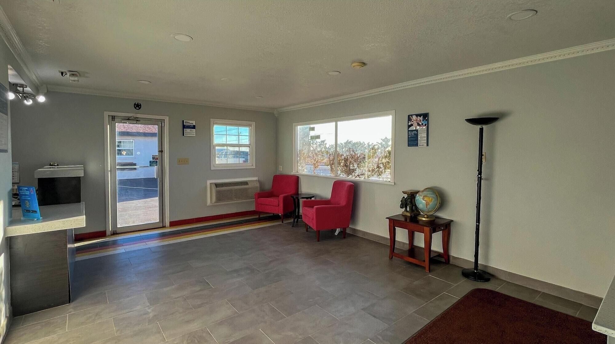 Een 45-inch flatscreentelevisie met satellietzenders