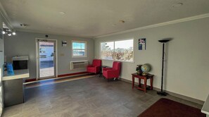 TV màn hình phẳng 45-inch có truyền hình vệ tinh 