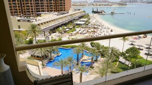 A hotel with a pool, beach, and ocean view. - Highend Shoreline Prestige Palm Jumeirah (Dubai)