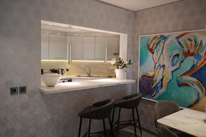 Luxury Apartment, Balcony, Beach View | Private kitchen - Highend Shoreline Prestige Palm Jumeirah (Dubai)