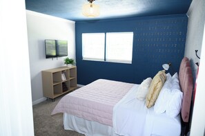 Iron/ironing board, WiFi, bed sheets - The Safety Harbor Hideaway: a spacious 4-bedroom house in charming Safety Harbor (Safety Harbor)