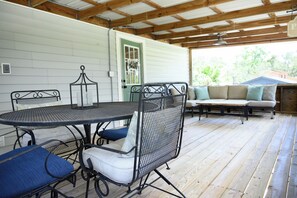 Outdoor dining - The Safety Harbor Hideaway: a spacious 4-bedroom house in charming Safety Harbor (Safety Harbor)