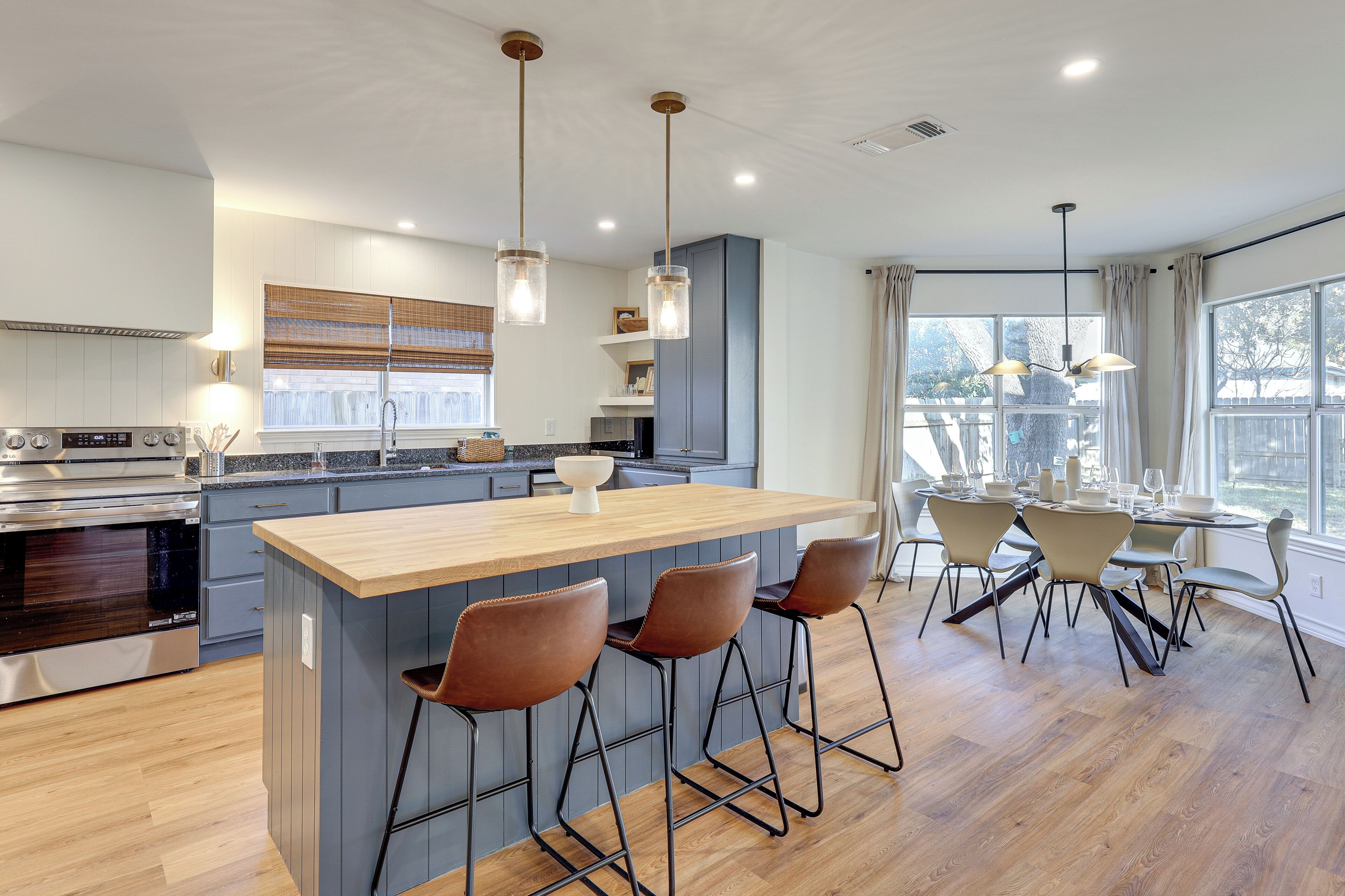 Fridge, microwave, stovetop, dishwasher