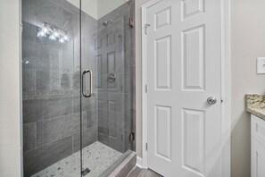 Shower, towels, soap, toilet paper - Pebble Beach Place on Diamondhead Lake -- Perfect Getaway! (Hot Springs National Park)