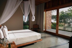 Deluxe tweepersoonskamer, balkon, gedeeltelijk uitzicht op oceaan | Een kluis op de kamer, gratis wifi