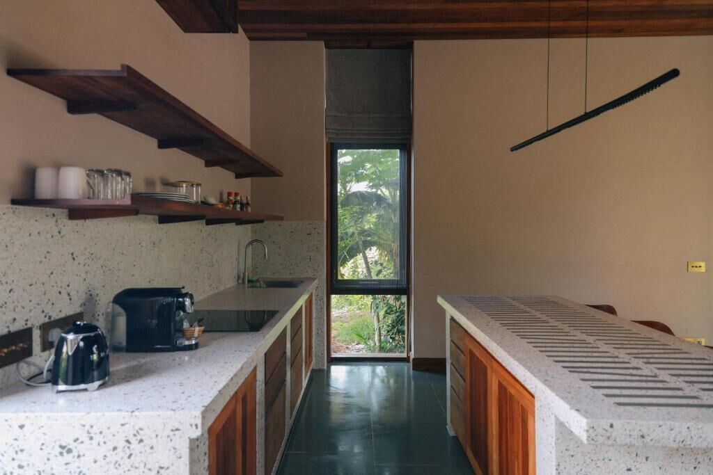 Una cocina con mostrador, pileta y ventana.