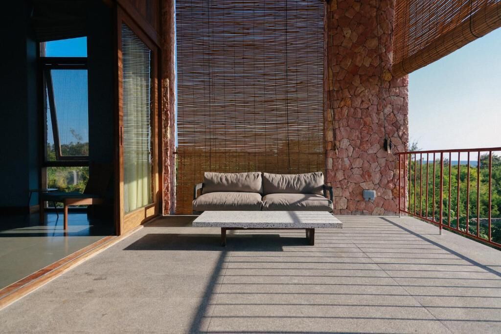 Quarto casal luxo, sacada, vista parcial para o oceano | Terraço/pátio