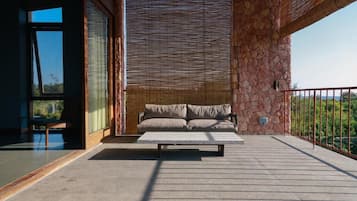 Quarto casal luxo, sacada, vista parcial para o oceano | Terraço/pátio