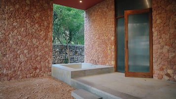 2 outdoor pools