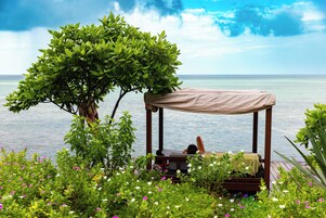 Un mirador con vista al mar.