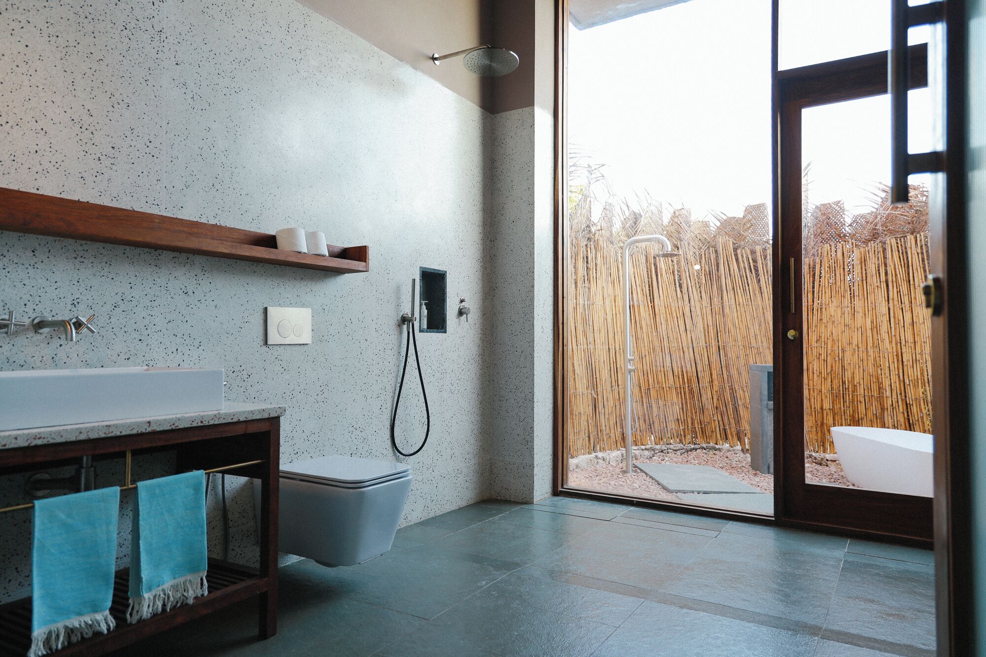 Quarto casal standard, varanda, vista para o jardim | Banheiro