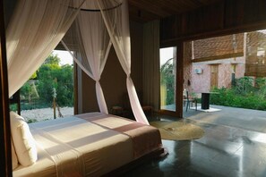 Um quarto com uma cama, uma janela grande e vista para o exterior.