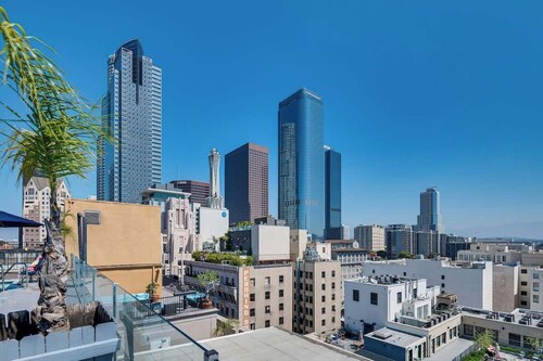 Stylish DTLA Condo w/Rooftop Pool & Hot Tub