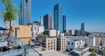 Stylish DTLA Condo w/Rooftop Pool & Hot Tub