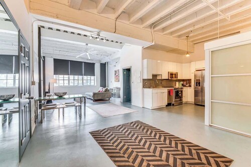 Stylish Downtown LA Condo w/Rooftop Pool & Hot Tub