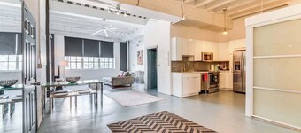 Stylish DTLA Condo w/Rooftop Pool & Hot Tub