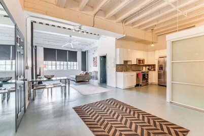 Stylish DTLA Condo w/Rooftop Pool & Hot Tub