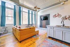 TV - 1 Mi to Dtwn! Riverside Corktown Loft on 2nd Floor (Detroit)