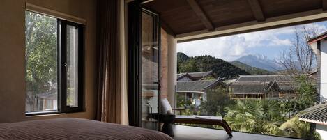 Quarto casal sênior, vista para a montanha | Frigobar, escrivaninha, cortinas blackout, quartos à prova de som