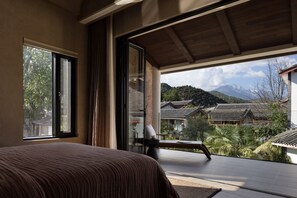 Senior tweepersoonskamer, uitzicht op bergen | Een minibar, een bureau, verduisterende gordijnen, geluiddichte muren