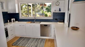 Een koelkast, een microgolfoven, een oven, een kookplaat