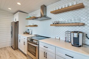 Fridge, microwave, stovetop, dishwasher