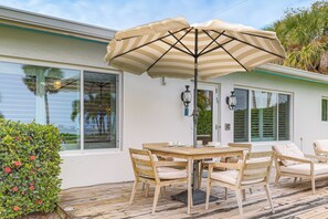 Outdoor dining - Jensen Beach Indian River Waterfront Retreat (Jensen Beach)
