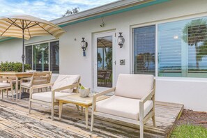 Outdoor dining - Jensen Beach Indian River Waterfront Retreat (Jensen Beach)